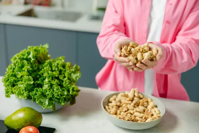 Child with peanut allergy wearing a medical alert bracelet — Mediband peanut allergy ID