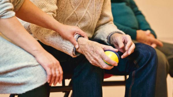 Tips for caring for a relative with dementia