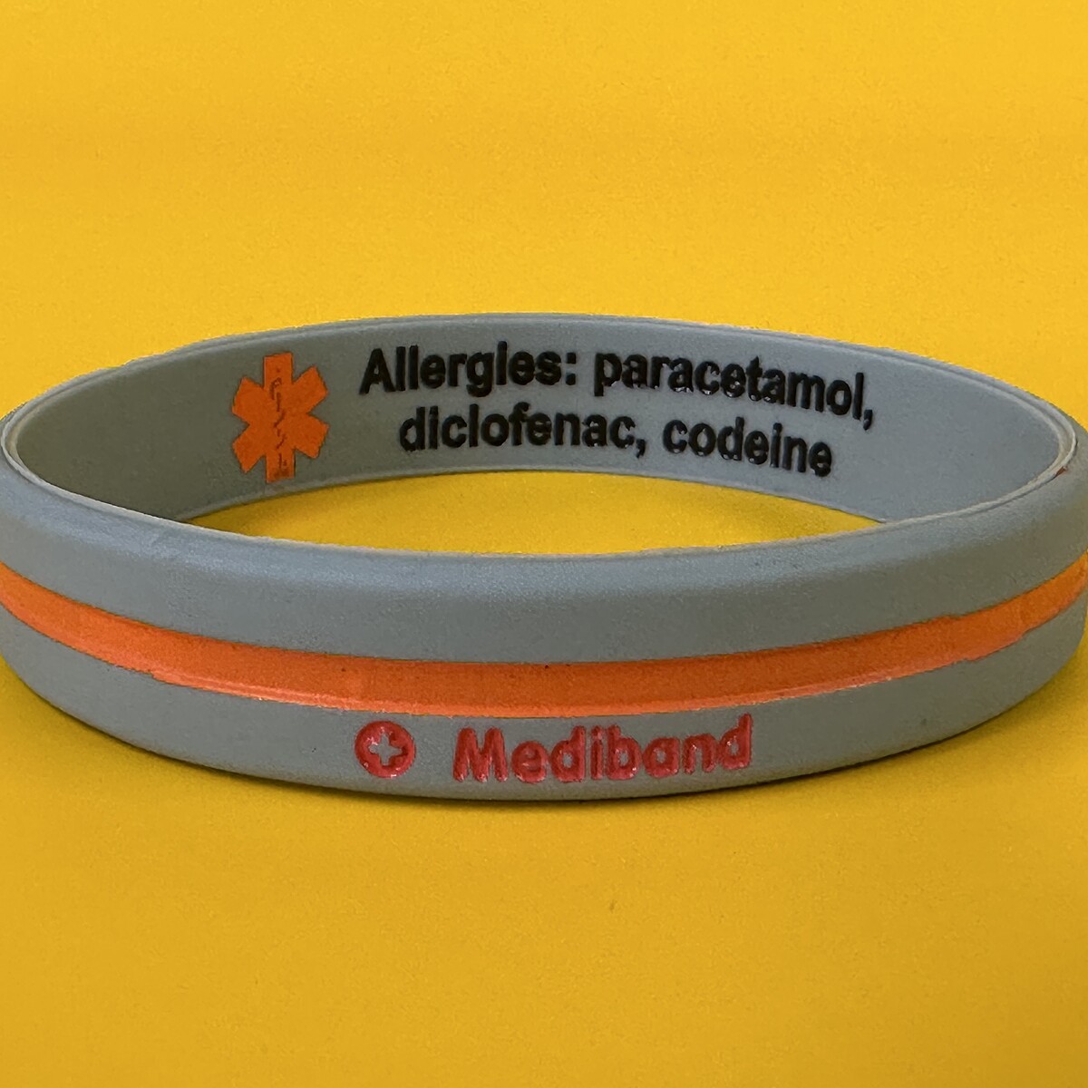 Grey Mediband silicone bracelet engraved in French — 'Allergies: paracetamol, diclofenac, codeine' — for travellers in France and French-speaking Europe