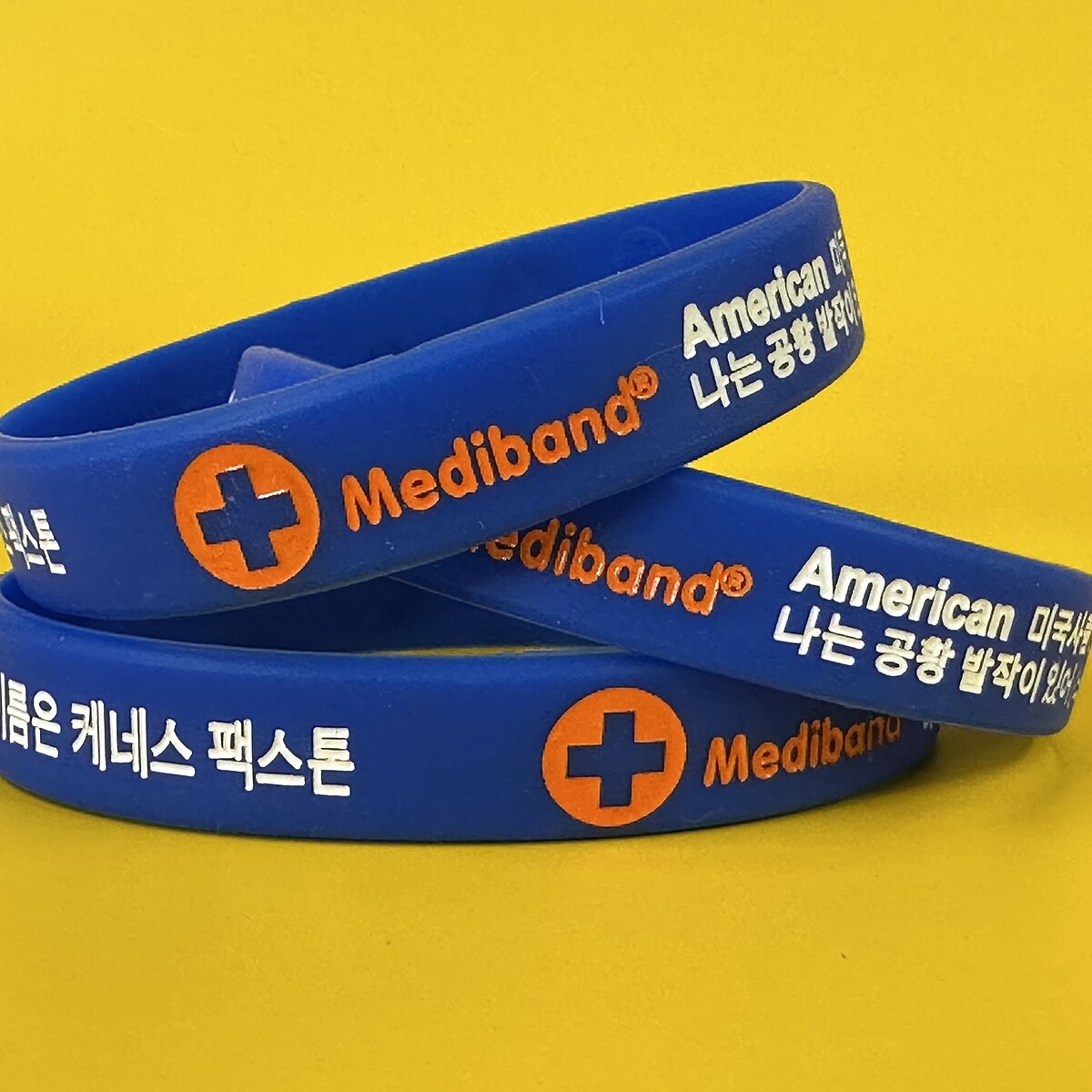 Blue Mediband silicone bracelet engraved in Korean and English — '나는 공황 발작이 있어요' (I have panic attacks) with name 케네스 팩스톤 — for travellers in Korea
