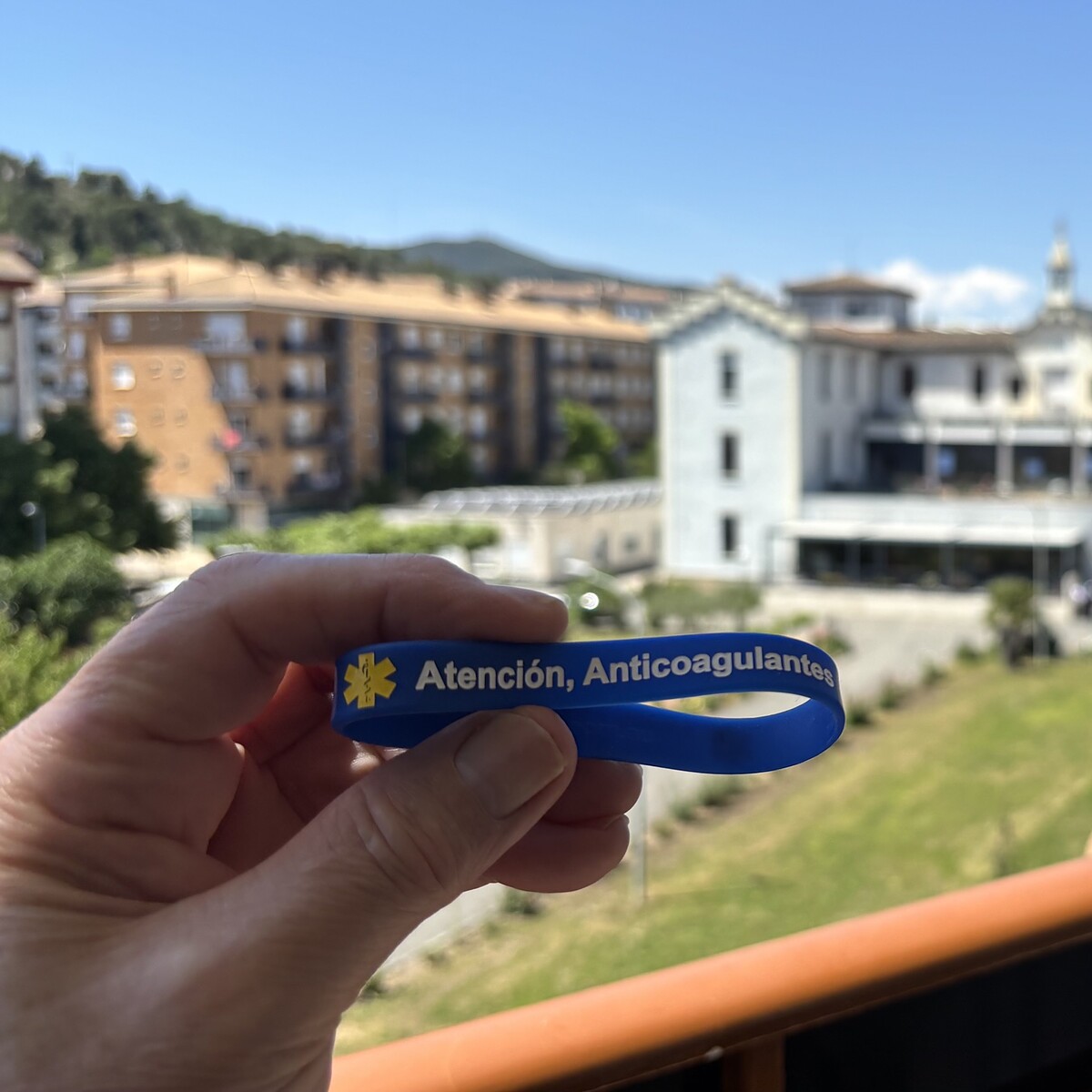 Mediband blue silicone bracelet engraved 'Atención, Anticoagulantes' — Spanish-language anticoagulant alert band for travellers in Spain, Mexico and South America